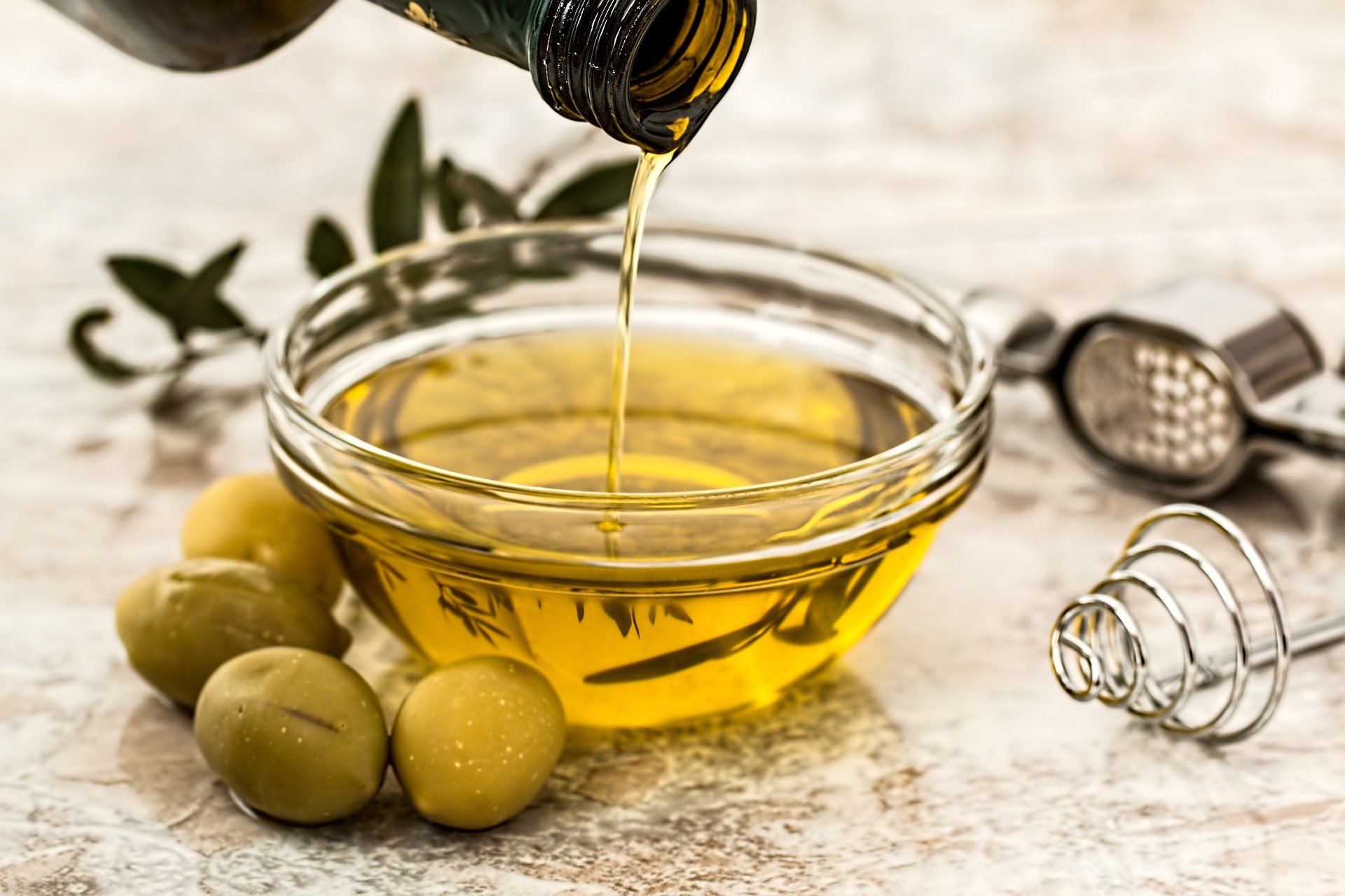 olivový olej v misce